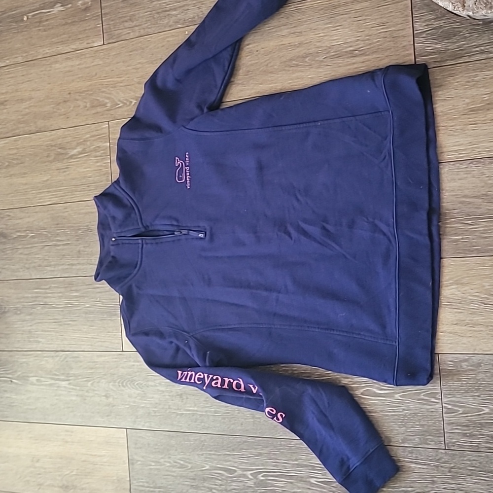 Excellent condition Vinyard Vines sweat shirt.
